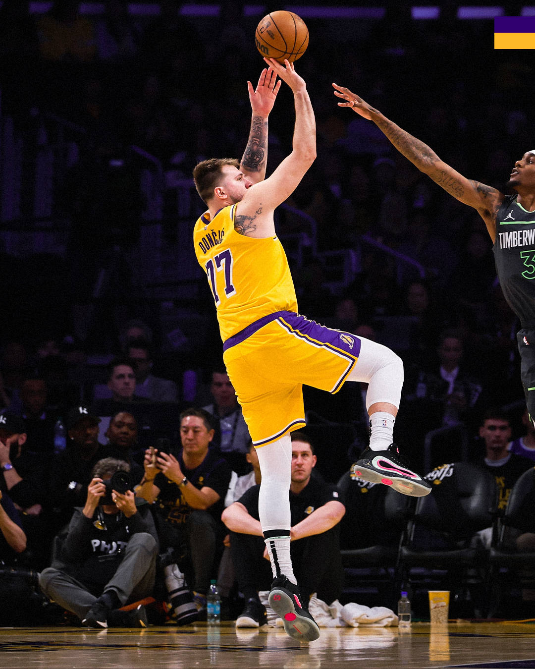 开云中国-东契奇连续三场比赛得分超过比赛局势复杂，公牛不断突破！观众掌声雷动的简单介绍