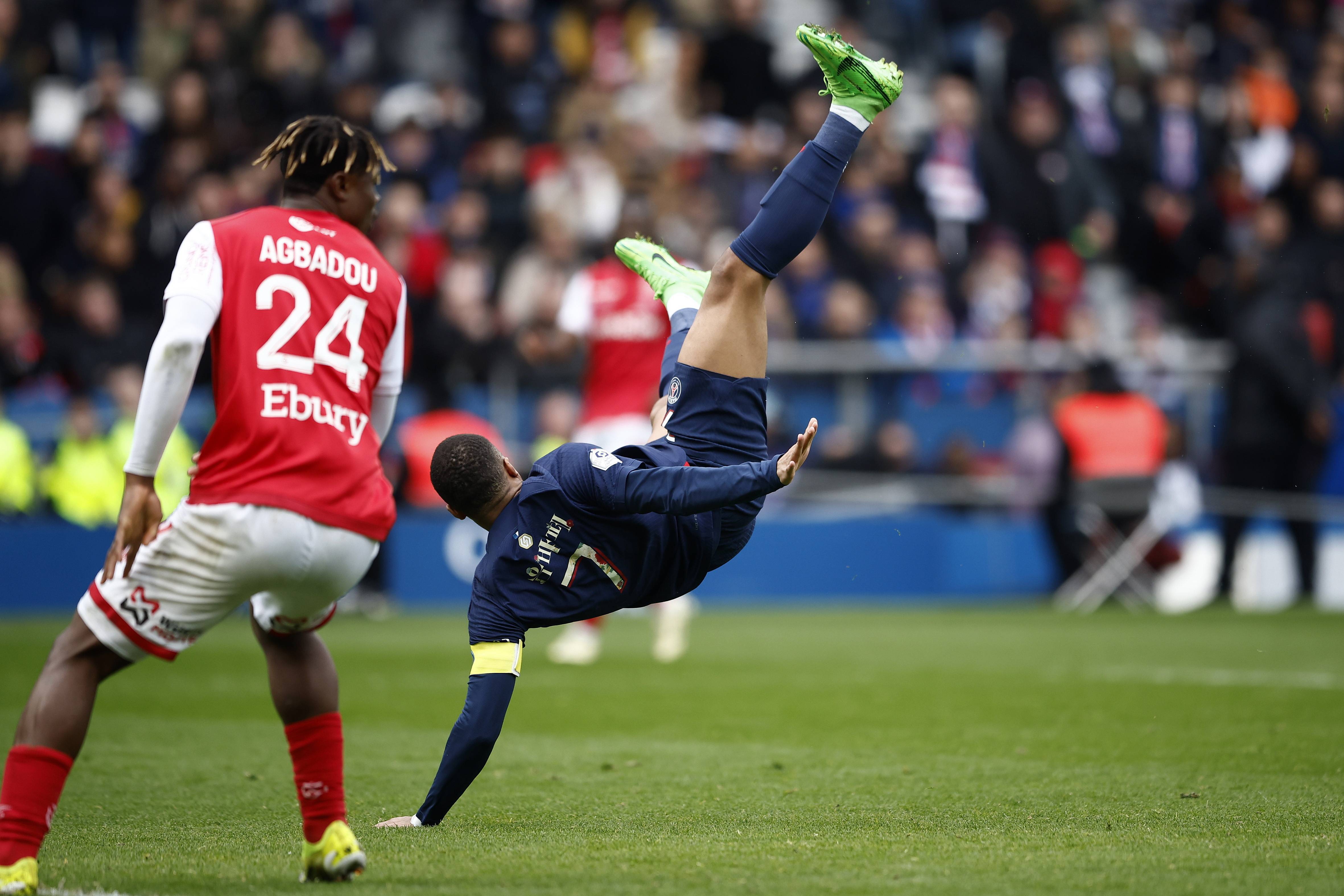 开云下载-大坂直美在巴黎圣日耳曼比赛中战术调整，大比分获胜引发热议！赛场气氛高涨的简单介绍